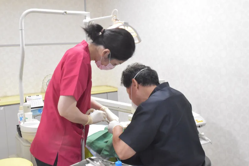 診療室でむし歯の治療を行う様子