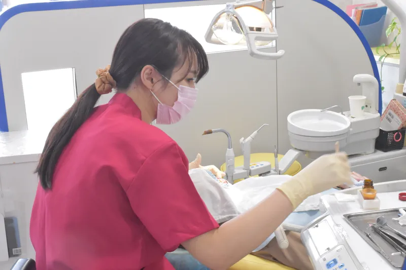 歯みがきの指導を行う様子