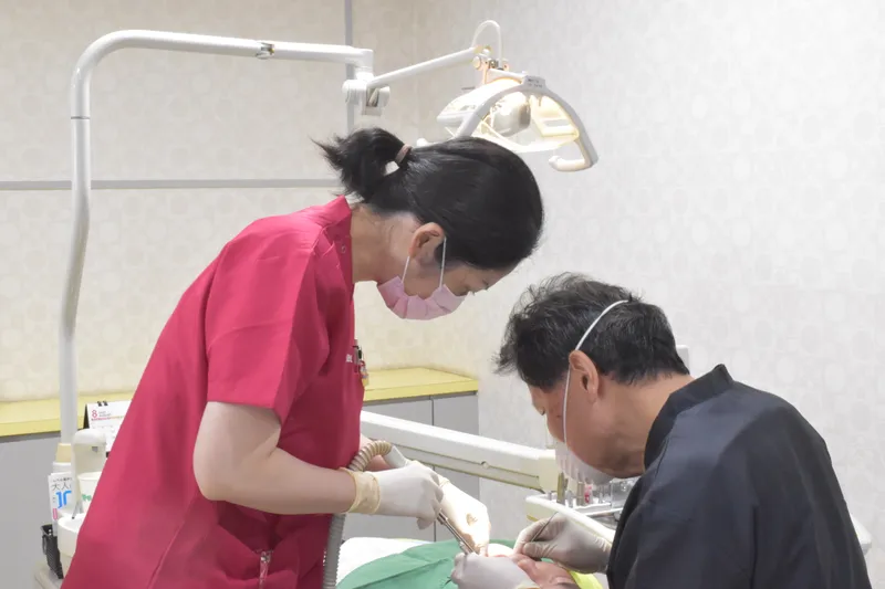 診療室で歯石を取り除く様子
